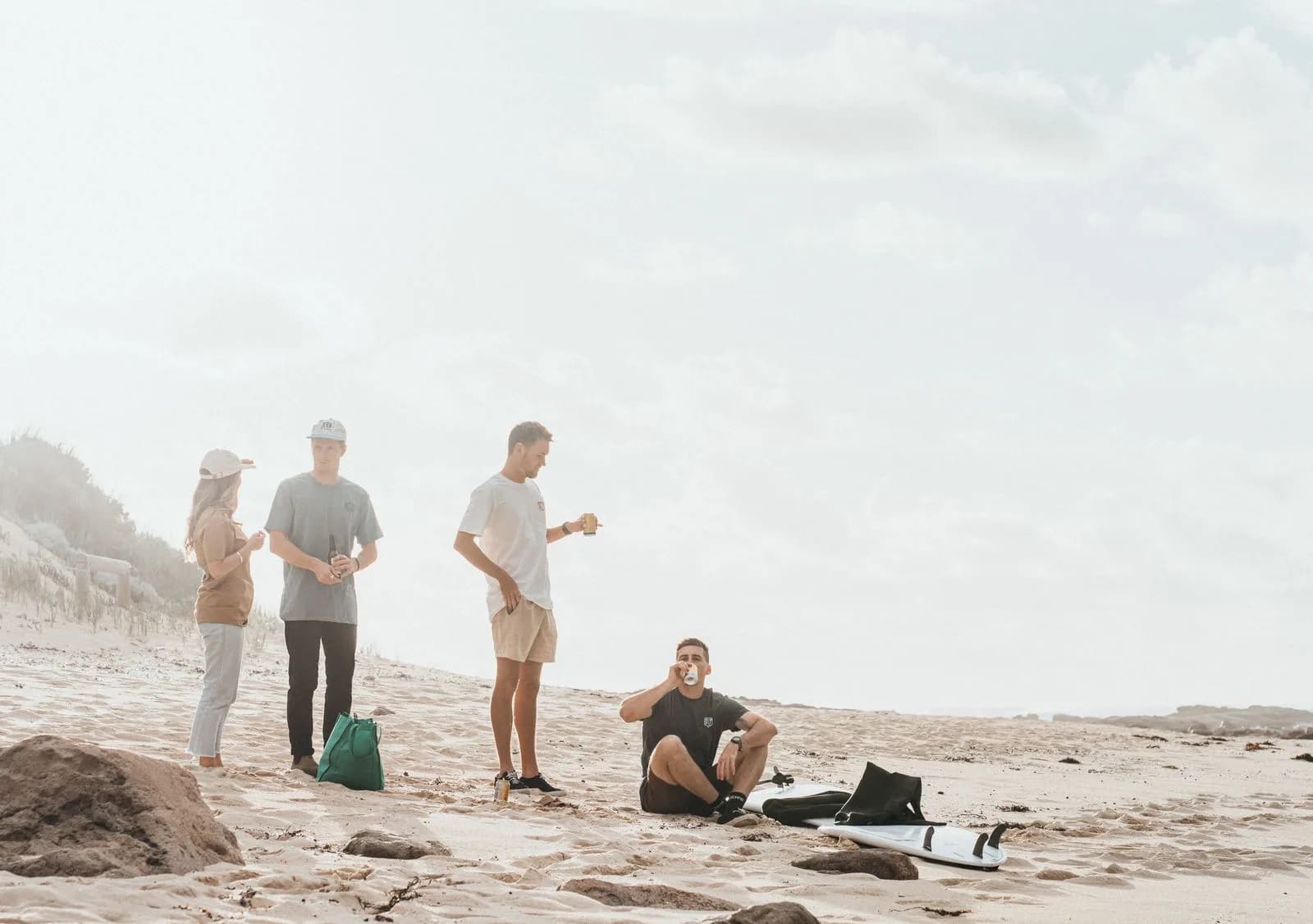 Amigos descansando y conversando en una playa durante un viaje